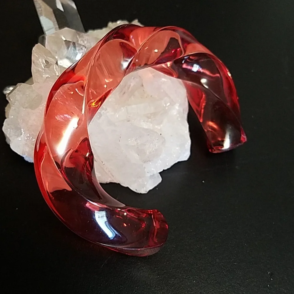 Vintage Red Acrylic Twist Bracelet - Picture 4 of 7